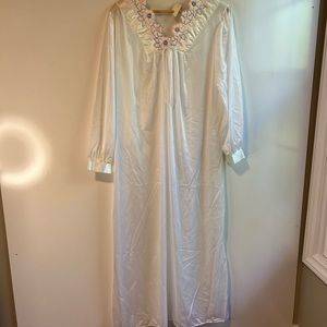 Hudson’s Vintage Long Sleeve White Night Gown